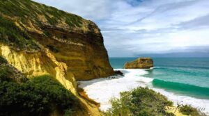 Vista panorámica de El Morro en Montecristi, República Dominicana, con salinas rosadas y mar Caribe