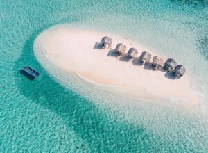 Cayo Arena en Punta Rucia, República Dominicana, islote de arena blanca rodeado de aguas turquesas y arrecifes