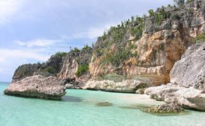 Playa Bahía de las Águilas en Pedernales, República Dominicana, con arena blanca y aguas cristalinas