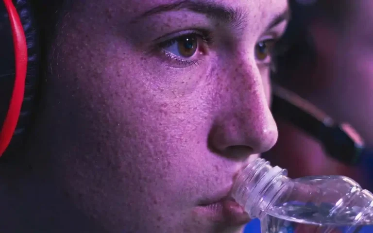 Descubre la bebida que potencia el rendimiento mental en maratones de videojuegos.