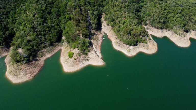 Presa Monción: Un Refugio Natural en la Provincia Santiago Rodríguez — imagen de turismo en República Dominicana