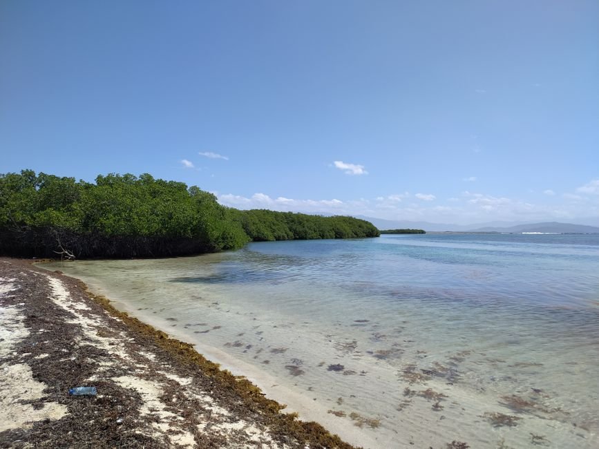 ¿Qué otras playas se pueden visitar en Azua? — Azua: Un Viaje a Través de Su Cultura, Naturaleza y Cocina — turismo RD