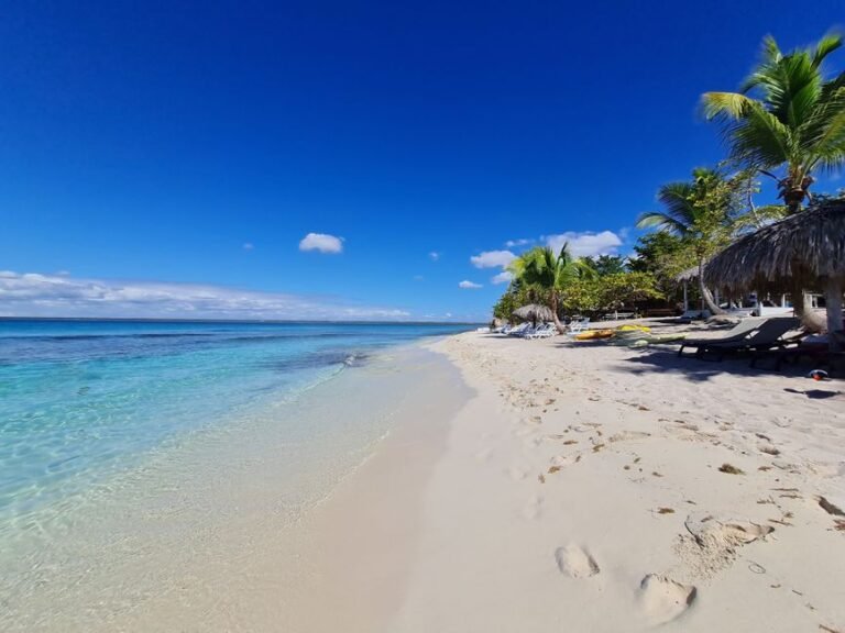 Boca Chica: Acceso, Actividades y Consejos para Visitar — imagen de turismo en República Dominicana