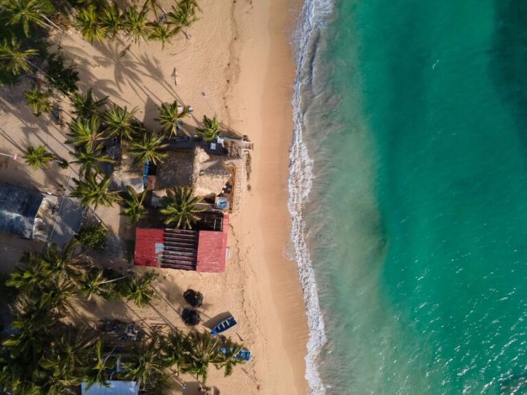 Playa El Gri-Gri: Un Refugio Natural en la Costa de Río San Juan — imagen de turismo en República Dominicana