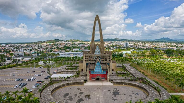 BASÍLICA DE HIGÜEY, MONUMENTO DOMINICANO — imagen de turismo en República Dominicana