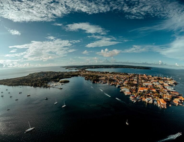 Bahía de las Águilas: Un Destino Esencial en San Pedro de Macorís — imagen de turismo en República Dominicana