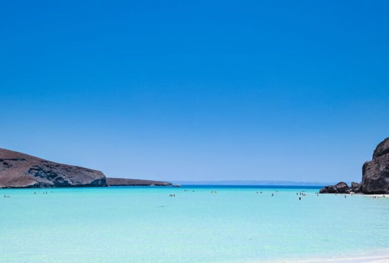 Bahía de las Águilas: Un Destino Natural Imprescindible en Pedernales — imagen de turismo en República Dominicana