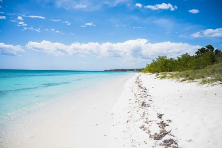 Explora la Diversidad Turística de Pedernales y Bahoruco — imagen de turismo en República Dominicana