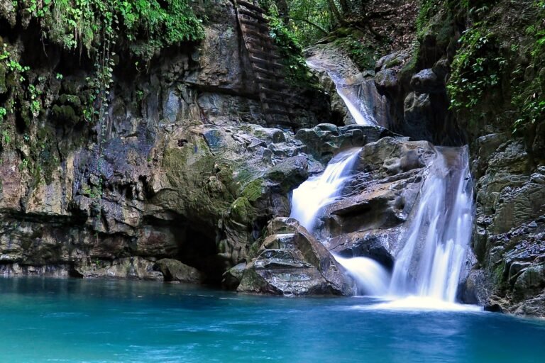Cascada y poza en los 27 Charcos de Damajagua