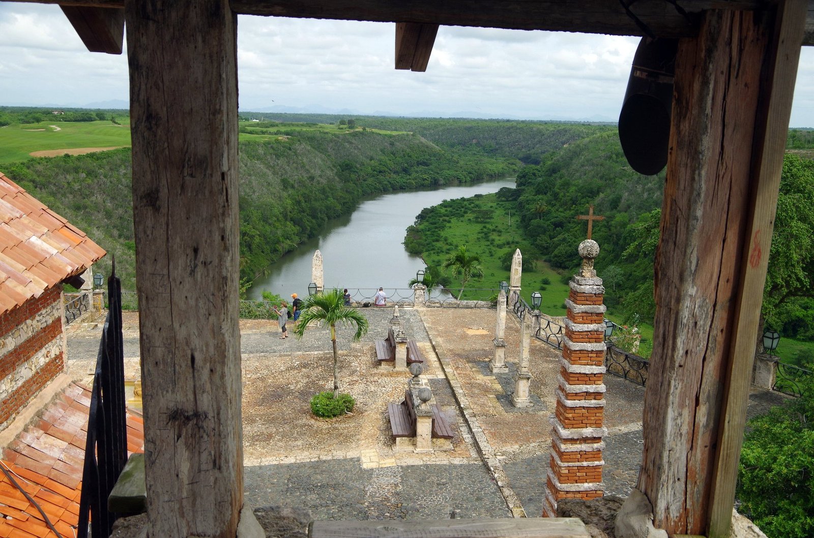Altos de Chavón con el río Chavón al fondo, La Romana