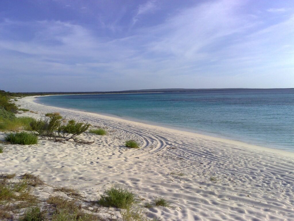 Arena blanca y agua tranquila en Bahía de las Águilas, Pedernales