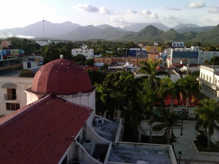 Vista de Baní con la Cordillera Central al fondo