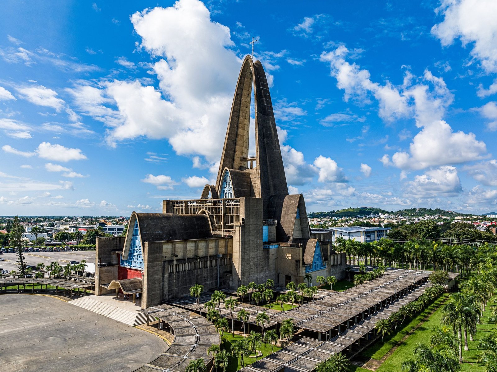 Vista de la Basílica de Nuestra Señora de la Altagracia en Higüey