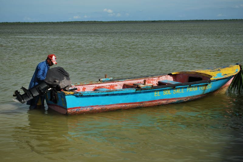 Bote para el recorrido por la Laguna de Oviedo