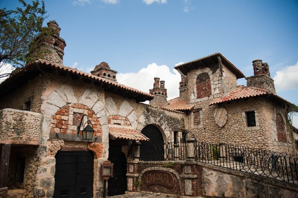 Calles y casas de piedra en Altos de Chavón, La Romana