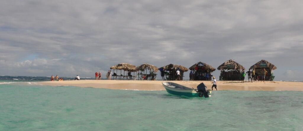Cayo Arena con sus ranchos de paja, en Montecristi