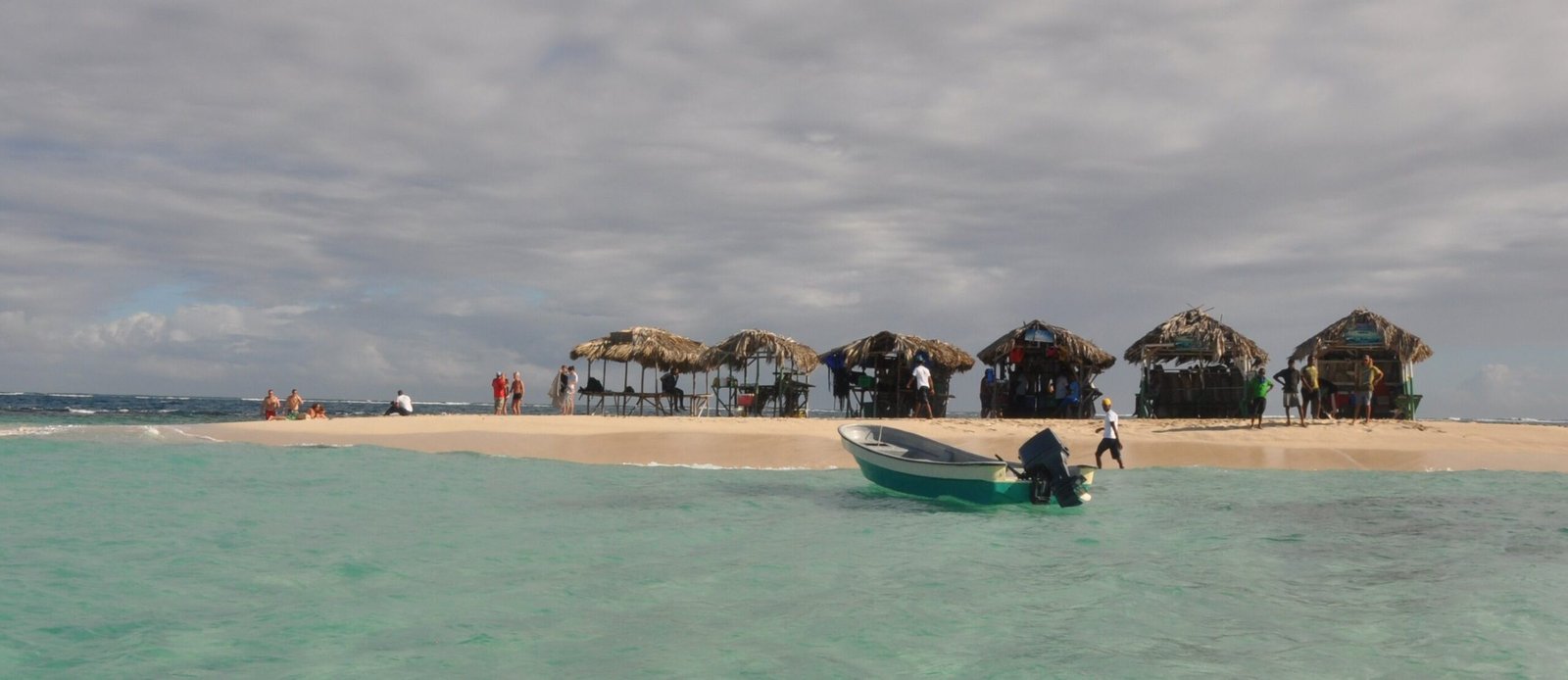 Cayo Arena con sus ranchos de paja, en Montecristi