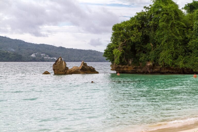 Agua turquesa y rocas en Cayo Levantado, bahía de Samaná