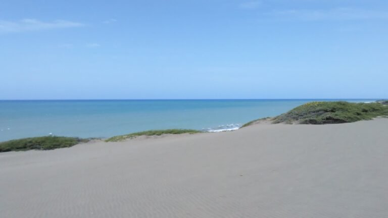 Dunas de Baní frente al mar Caribe