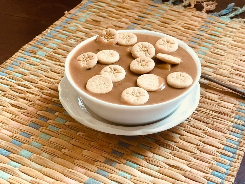 Tazón de habichuelas con dulce con galletitas por encima
