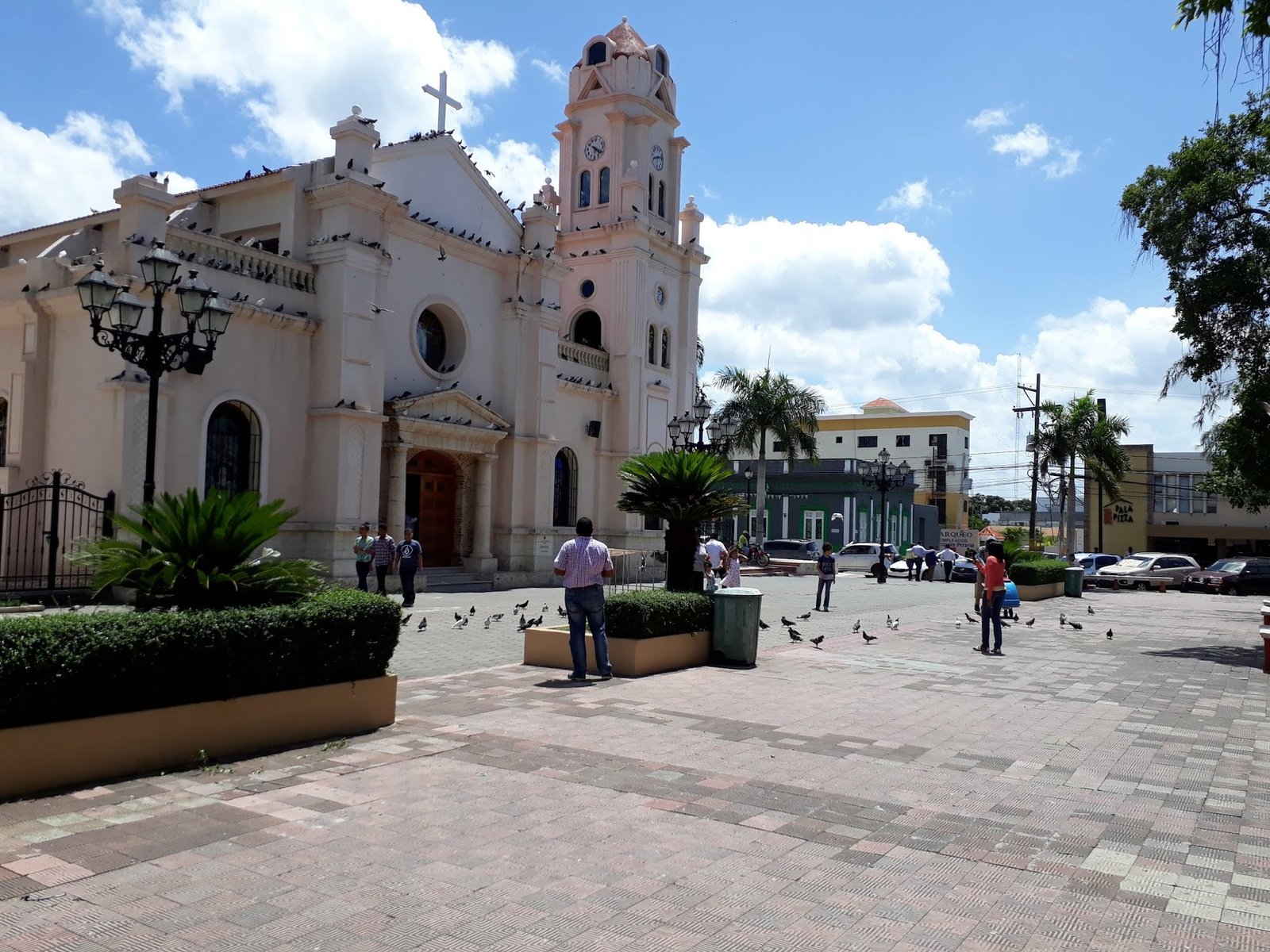 Iglesia y parque central de Baní, provincia Peravia