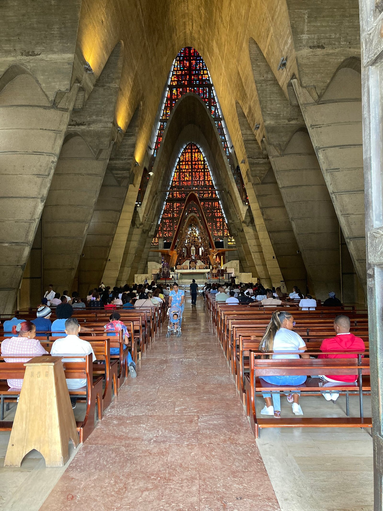 Interior de la Basílica de Higüey con sus vitrales