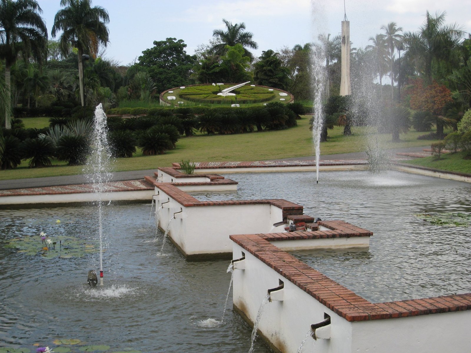 Fuente y reloj floral del Jardín Botánico Nacional de Santo Domingo