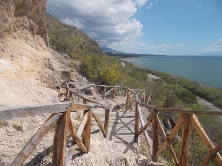 Sendero de Las Caritas con vista al Lago Enriquillo