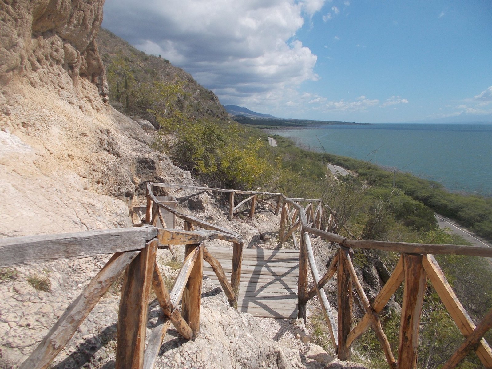Sendero de Las Caritas con vista al Lago Enriquillo