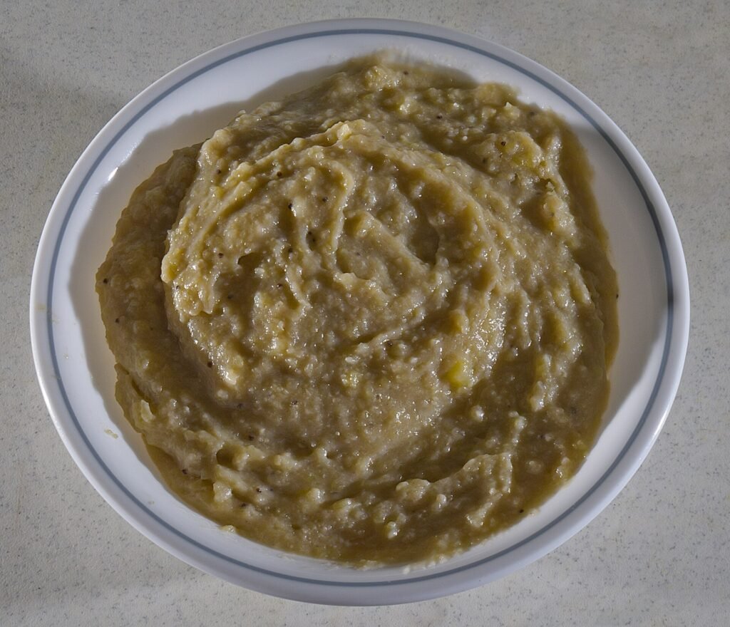 Mangú dominicano, puré de plátano verde servido en un plato
