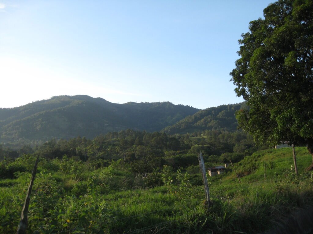 Montañas y valle de Jarabacoa en la Cordillera Central