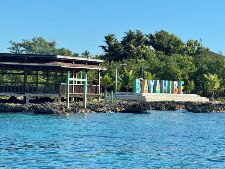 Letrero de Bayahíbe junto al muelle y el agua turquesa