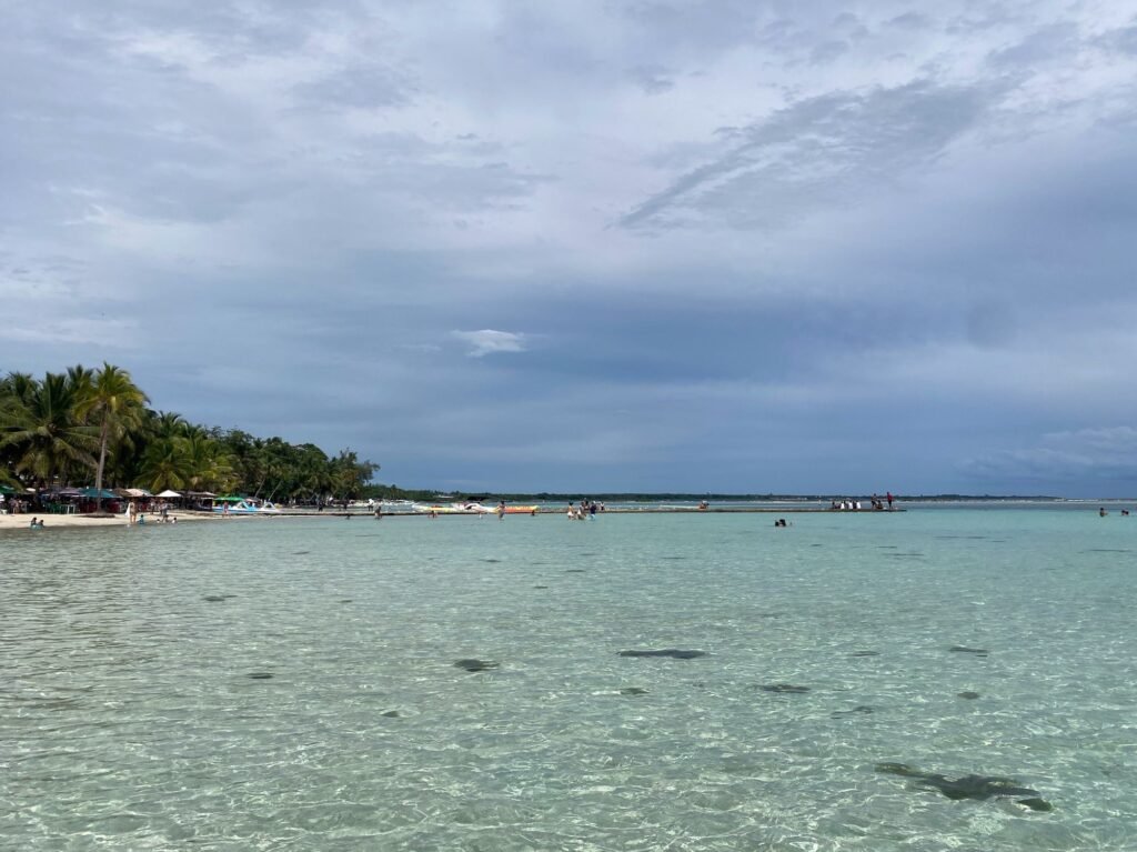 Aguas bajas y tranquilas de la playa de Boca Chica