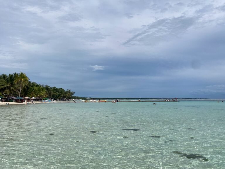 Aguas bajas y tranquilas de la playa de Boca Chica