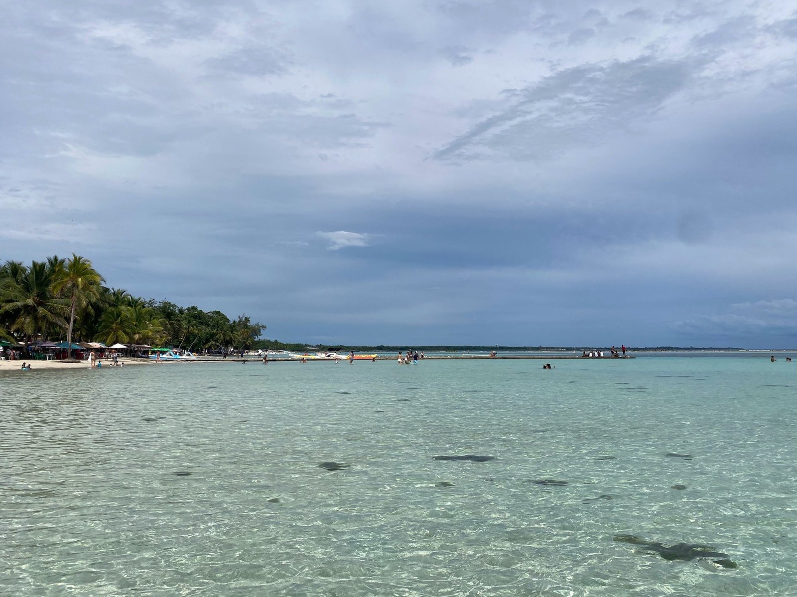 Aguas bajas y tranquilas de la playa de Boca Chica