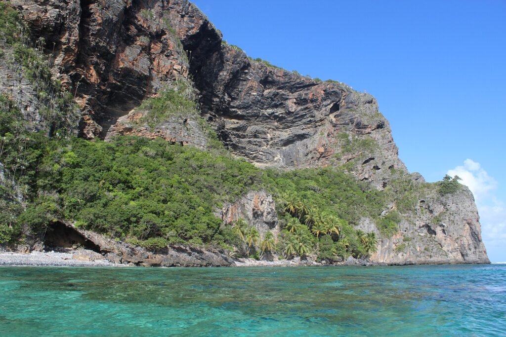 Acantilado y agua turquesa en Playa Frontón, Las Galeras