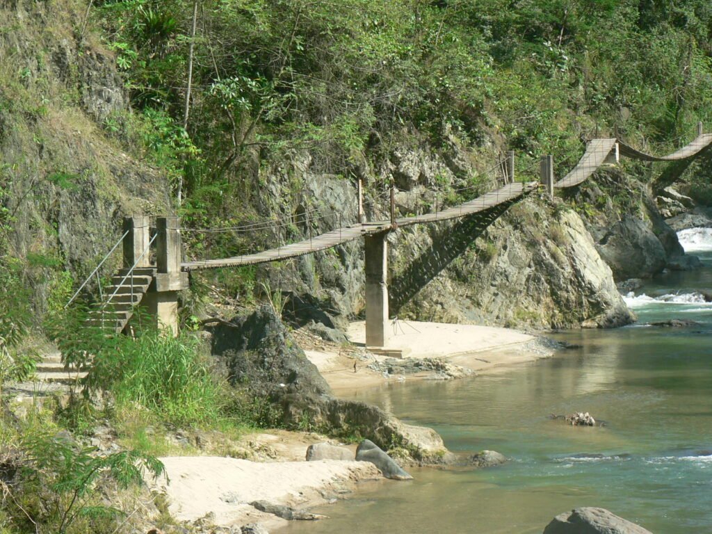 Puente colgante sobre el río Jimenoa en el camino al Salto Jimenoa