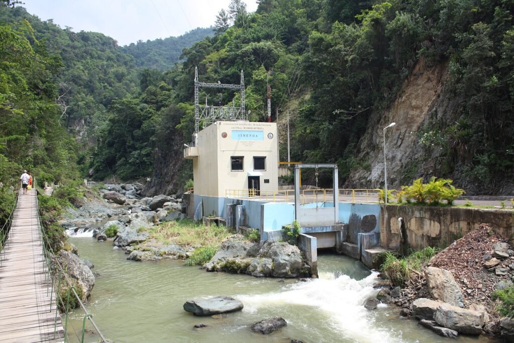 Río Jimenoa junto a la pequeña hidroeléctrica, en Jarabacoa