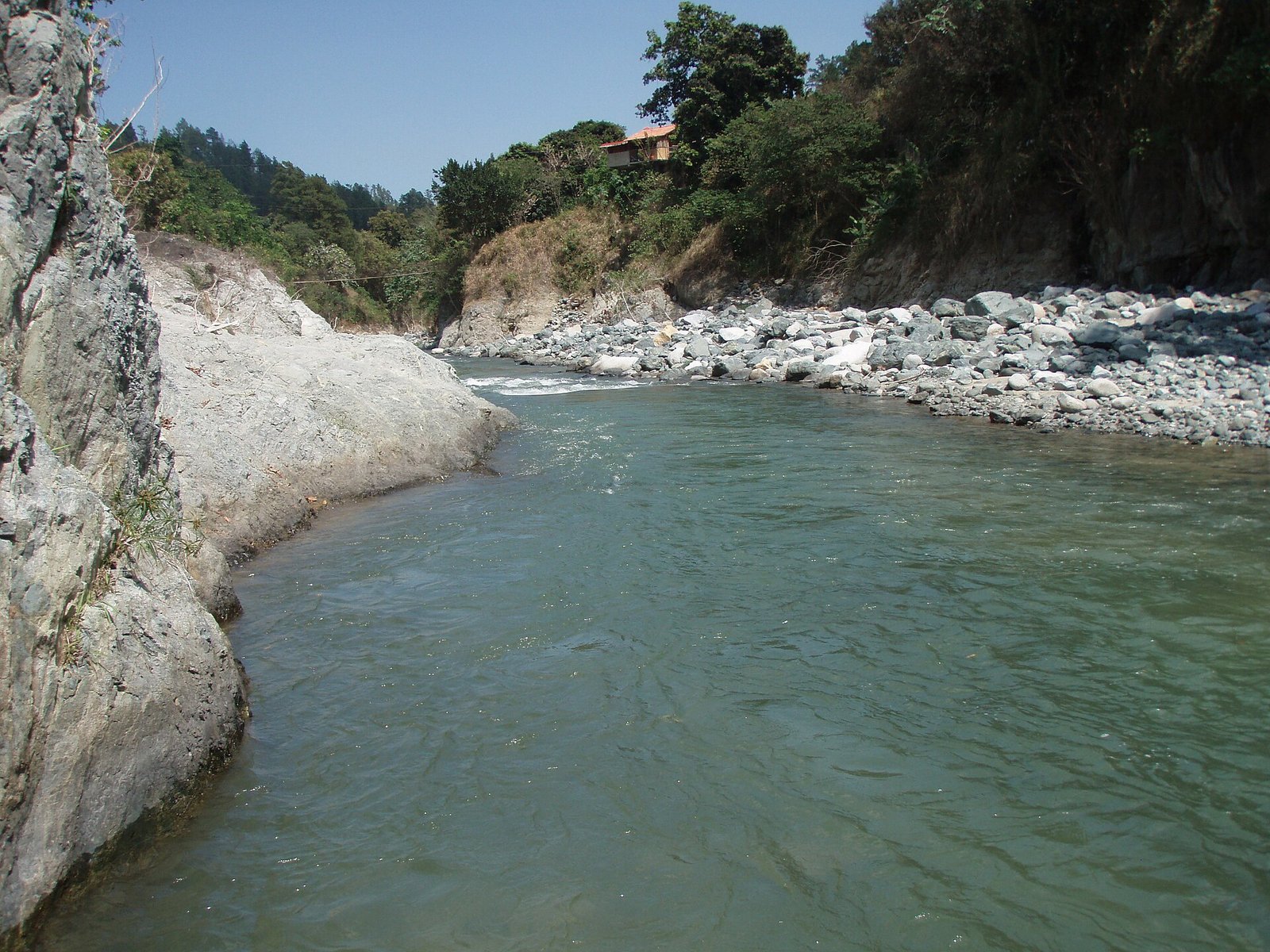 Río Yaque del Norte entre rocas, cerca de Jarabacoa