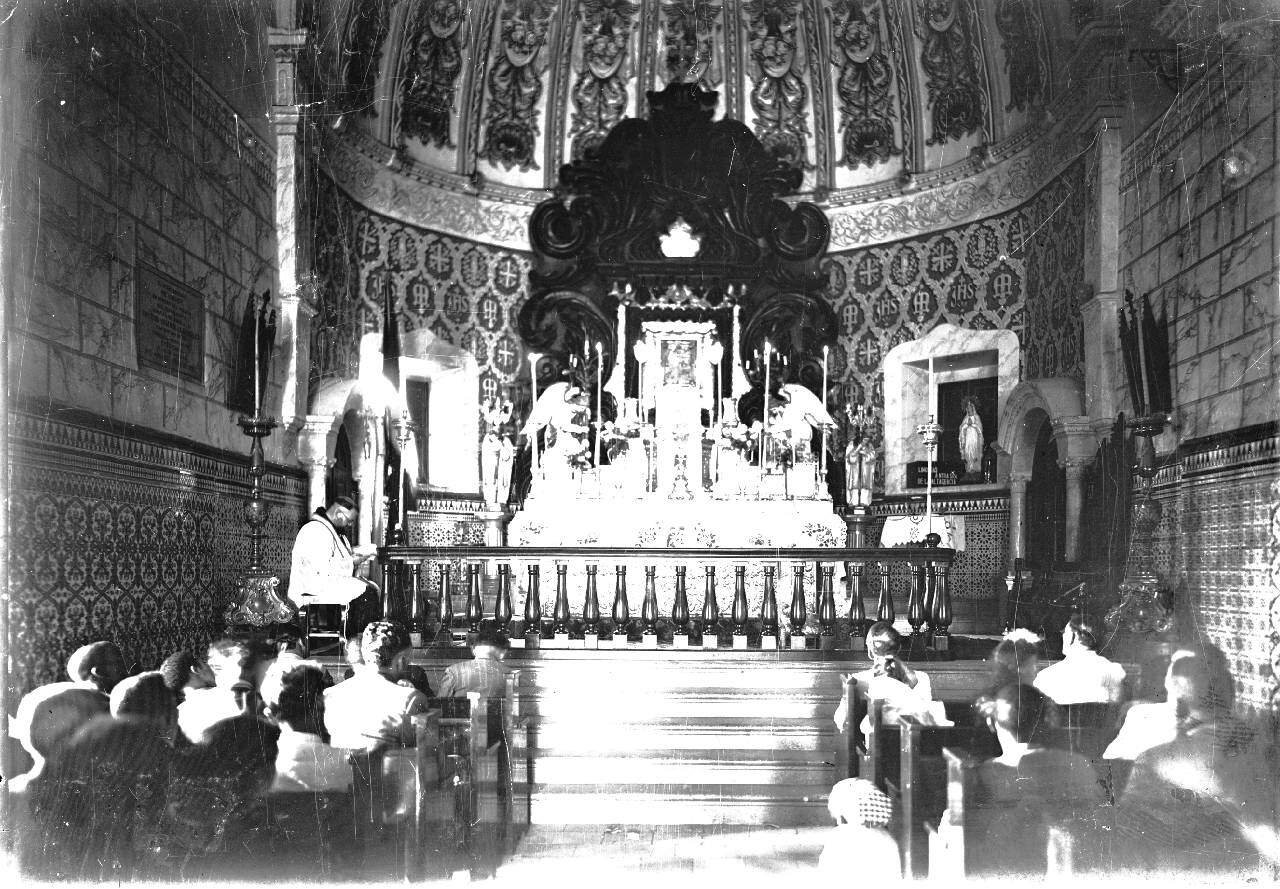 Foto antigua del altar del Santuario de San Dionisio en Higüey