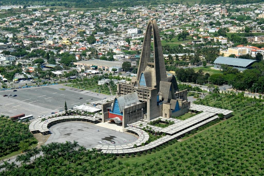 Vista aérea de Higüey con la Basílica de la Altagracia